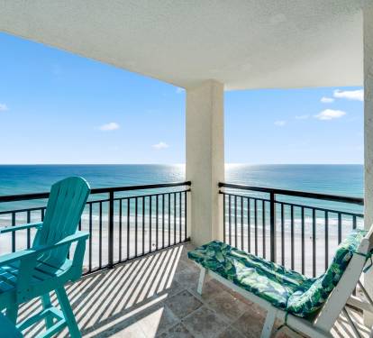 Balcony on Gulf - chaise lounger and table/chairs on balcony