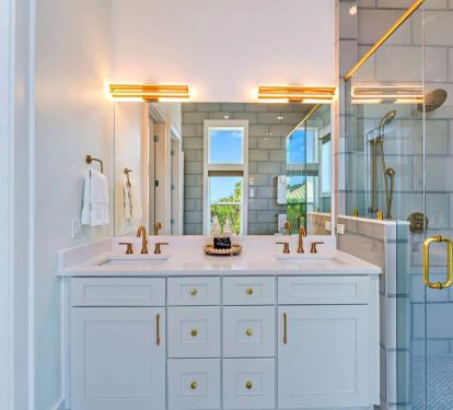 Master with Double sinks and walk in closet.