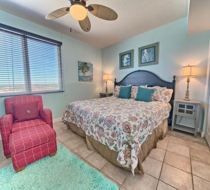 Guest bedroom with king size bed. Nice furnishing. Smart tv. ocean views! 
