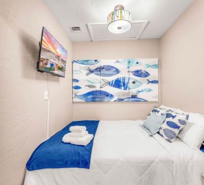 Enjoy our Fish-themed loft: full bed + underbed storage, smart TV, and a cozy table with fan
