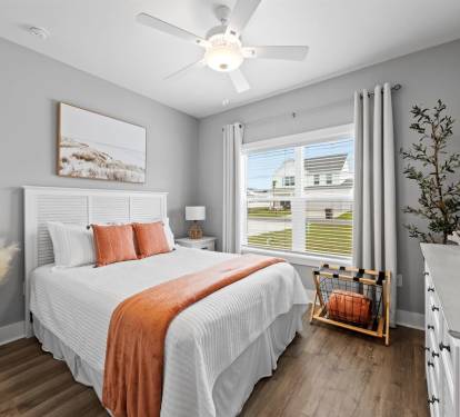 [Bedroom #2] Queen bed & Smart TV