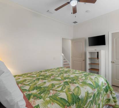 Main Floor Guest Bedroom (Queen)