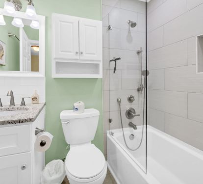 Newly remodeled private guest bath with tub/shower combination