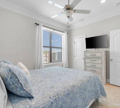 Main Floor Guest Bedroom (Queen)