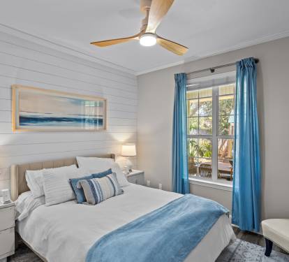 Queen Bedroom with closet and SmartTv