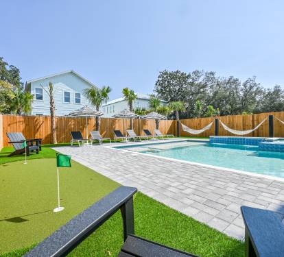 Poolside Putting Green
