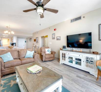 Free wifi! internet/ smart tv. Balcony access with gorgeous gulf front access