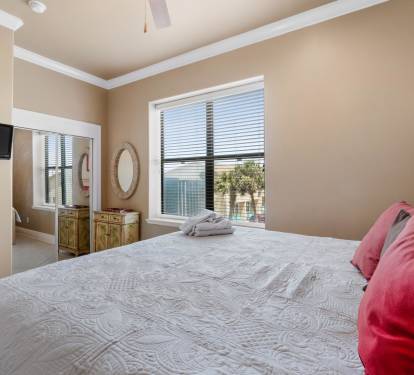 Main Floor Guest Bedroom (King)