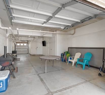 Private Garage With Grill & Fridge