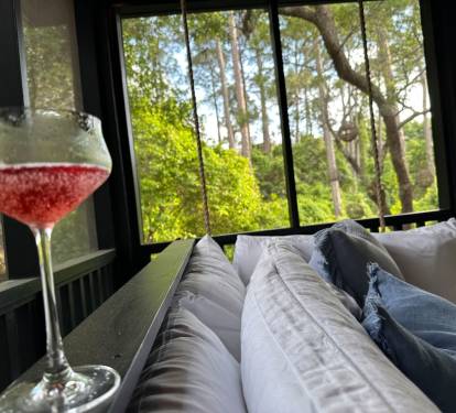 ?Relax on the screened-in porch bed swing with lush wooded views. Perfect for sipping drinks, morning coffee, or an afternoon nap after a day at the beach. 