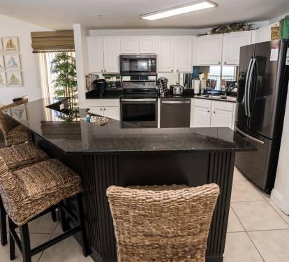 Kitchen, Dining, & Breakfast Bar 