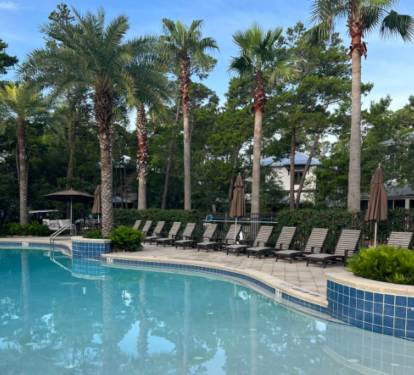 Community pool with zero entry, water features & plenty of seating