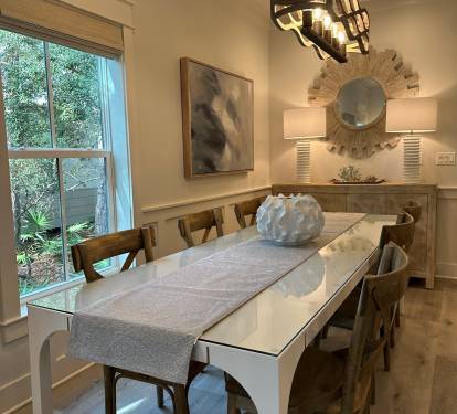 Dining area - Additional two fabric chairs can be added to the table and additional four guests can sit at the counter in the kitchen