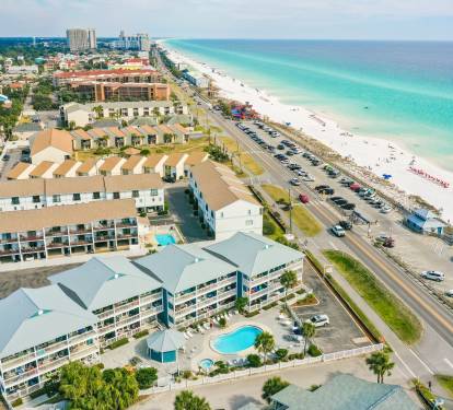 This beach community has so much charm! Pool, hottub  cabana and SUPER close proximity to the beach. 
