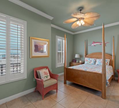 Main Floor Bedroom (Queen)