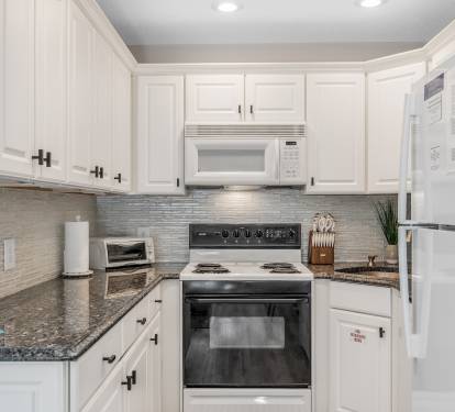 Fully equipped kitchen with modern accents throughout. Ample counter space to easily cook any meal. Kitchen has an oven, stove, microwave, toaster, freezer/fridge combo, Flex Brew coffee maker for gounds or Kureg cups and all necessary cooking utensils. 