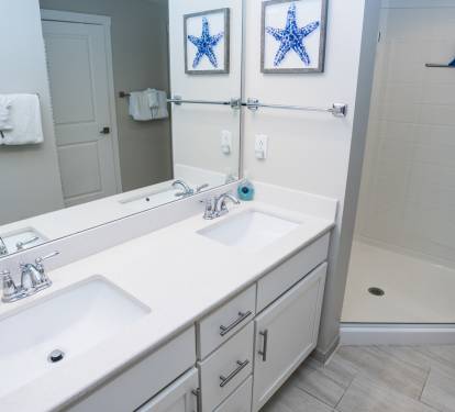 DOUBLE SINKS EXTRA LARGE SHOWER!
