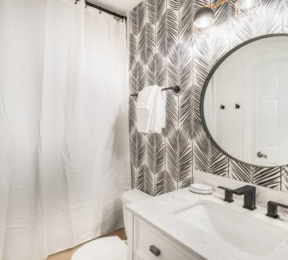 Modern bathroom with fun accents throughout! Adjustable overhead lighting, and bath/shower combo. 