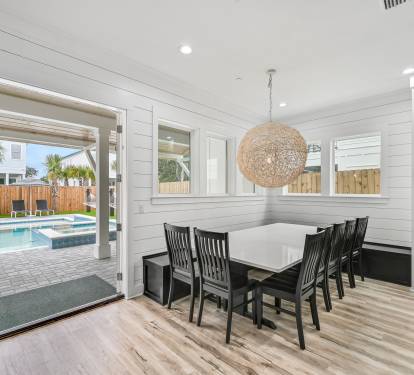 Dining area offering direct access to the pool.
