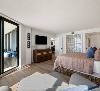 Master Suite w/ Balcony Access