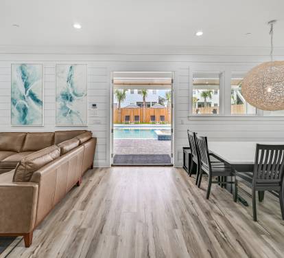 Dining area offering direct access to the pool.
