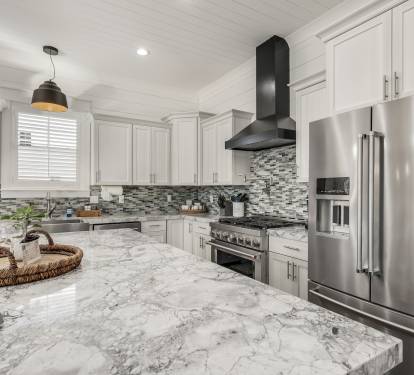 Chef kitchen with gas range (first floor)