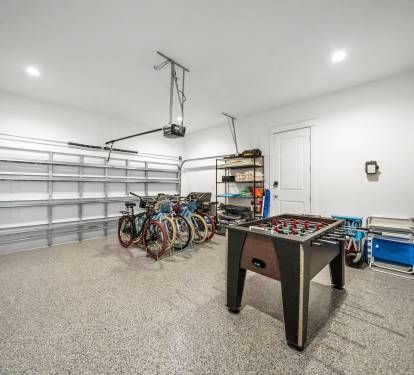 Game room and bikes to ride to the beach