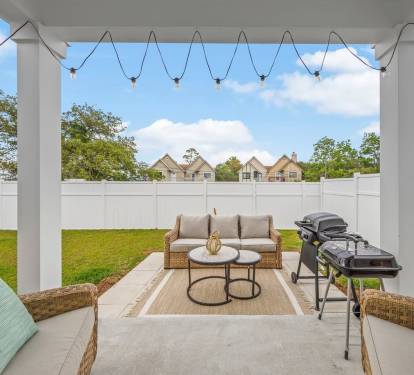 [Back Patio] BBQ & lounging area