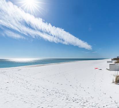 Sugary white sand and emerald waters of Navarre