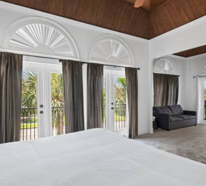 Direct access to two private balconies