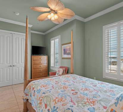 Main Floor Bedroom (Queen)