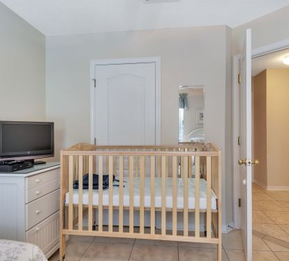 portable crib available in 4th bedroom