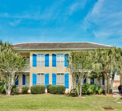 3 BR / 3 BA + Bonus Rm * Sleeps 14 * 2300 sq/ft on 1st Beach Street * 2 houses from Pool * Free WIFI