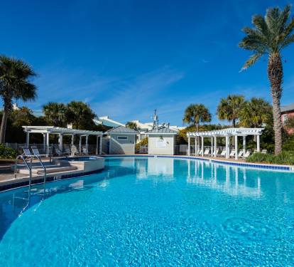 The Beach Retreat Community Pool and Hot Tub