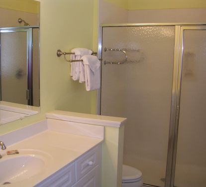 Attached bath to upstairs guest bedroom