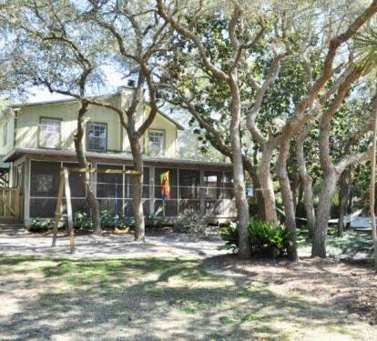 Beautiful trees; large fenced yard, fire-pit &amp; charcoal grill