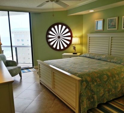 Spacious Master Bedroom King sized bed, Flatscreen TV/DVR Sound machine clock radio, ceiling fan, large walk-in closet, All linens are supplied. Very Unique Nautical Window Wheel. Balcony Access