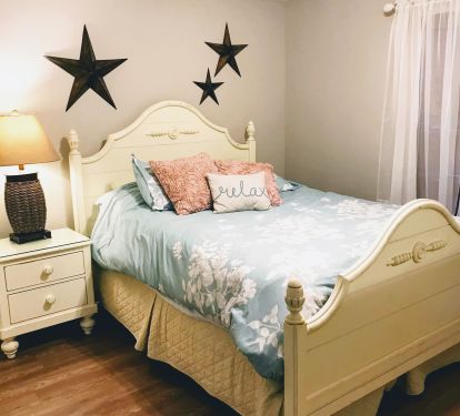 Queen size bed in 2nd bedroom