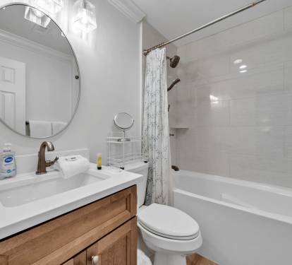 Guest/hall bathroom with tub/shower combination