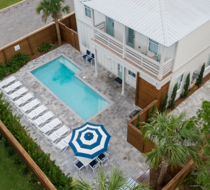 lush, tropical backyard has plenty of space for everyone