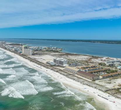White sugar sand beach on the beautiful Emerald Coast, Gulf of Mexico