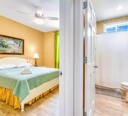 Queen bedroom and 2nd bathroom with tub shower combo