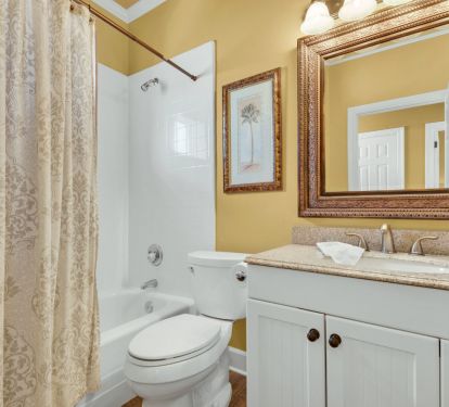 Upstairs full bathroom.