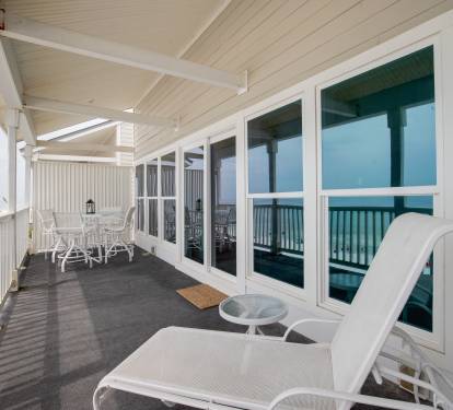 Wonderful beach views and direct access to the sand.