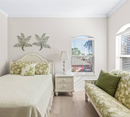 Second floor QUEEN bed with QUEEN futon room sleeps 4