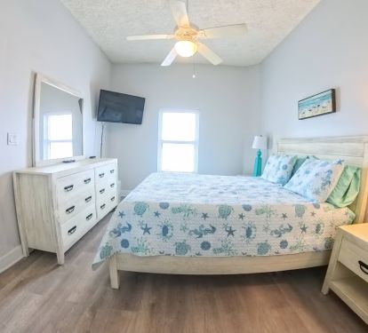 2nd Bedroom (Queen Bed) with Bay View &amp; Private Bathroom