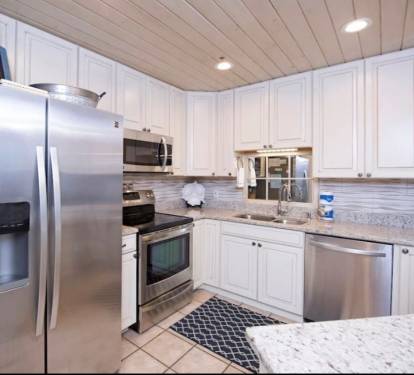 Fully equipped custom kitchen with everything you need! 