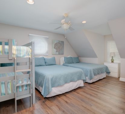 Third Floor bedroom with 2Q and bunk beds