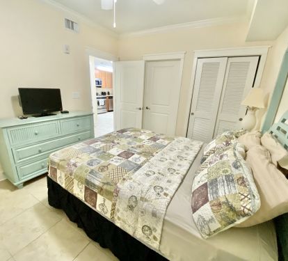 Second bedroom with queen bed.