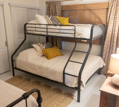 Middle Bedroom- sleeps 5 *Double Daybed* *Twin over Queen Bunk Bed* 